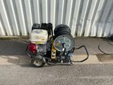 une petite machine qui se trouve sur le bord de la route
