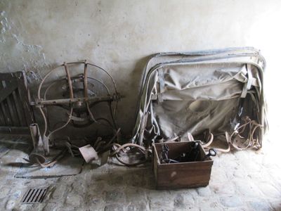 deux bagages posés l'un à côté de l'autre sur le sol