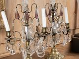 cinq bougies posées sur une table en bois