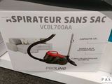 une boîte sur laquelle est posé un aspirateur
