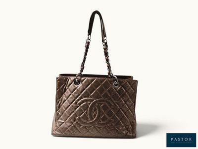 un sac Chanel avec une anse en chaîne sur fond blanc