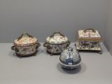 quatre types différents de plats en porcelaine chinoise exposés sur une table
