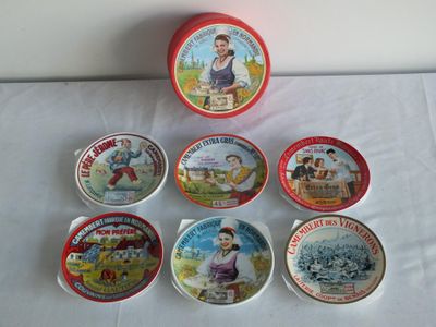 plusieurs boîtes de conserve de différents types posées sur une table