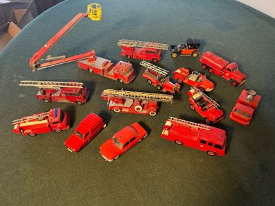 Miniatures 1/43ème : Véhicules de pompiers, réunion de 13 pi…