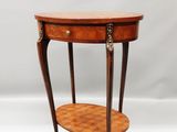 une table de forme ovale avec un plateau en bois et deux pieds