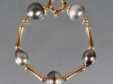 un gros plan d'un bracelet orné de perles