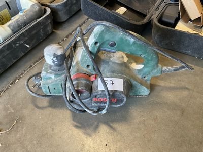 a picture of a pile of tools sitting on the floor