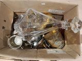 une boîte en carton remplie d'objets hétéroclites sur une table