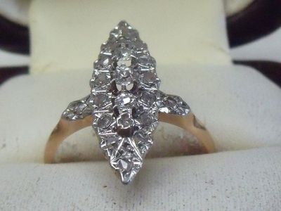 une photo d'une bague en diamant posée sur un présentoir à bagues