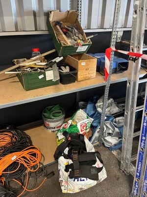 une pièce encombrée, avec des outils sur les étagères