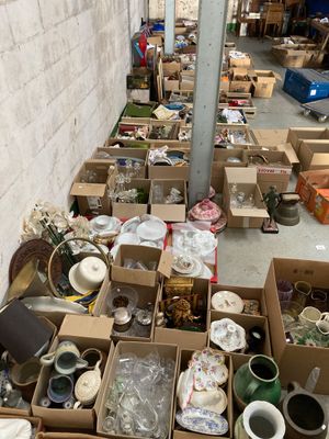 de nombreux cartons d'objets posés à même le sol