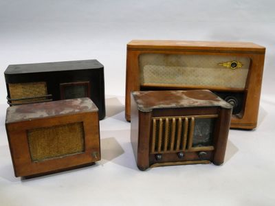 trois radios à l'ancienne placées les unes à côté des autres