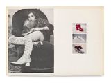 un livre sur lequel figure la photo d'une femme assise sur une chaise