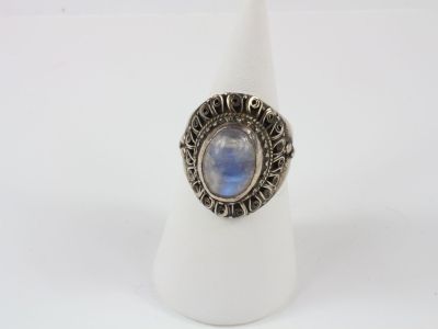 Gros plan sur une bague contenant une pierre bleue