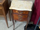 une petite table avec un petit tabouret à côté