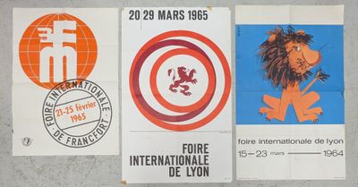 trois affiches accrochées au mur, sur lesquelles figurent un lion, un lion et un lion