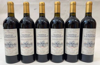six bouteilles de vin sont alignées sur une table