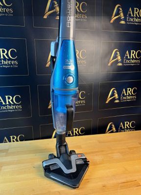 une photo d'un aspirateur posé sur une table en bois
