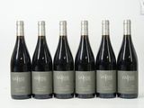 six bouteilles de vin sont alignées dans une rangée
