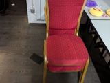 une chaise rouge posée devant un bureau