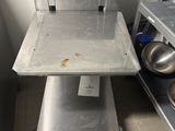 une table placée au milieu d'une cuisine