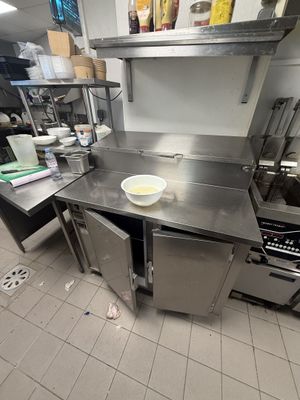 Comptoir réfrigéré à deux portes sans marque apparente avec …