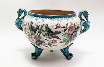 un vase bleu et blanc avec un oiseau dessus