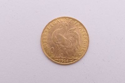 gros plan d'une pièce d'or sur une surface blanche