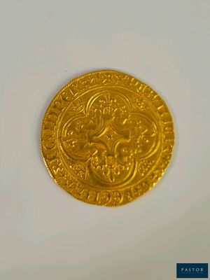 gros plan d'une pièce d'or sur une surface blanche