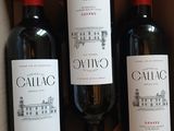 trois bouteilles de vin sont posées sur une table dans un carton