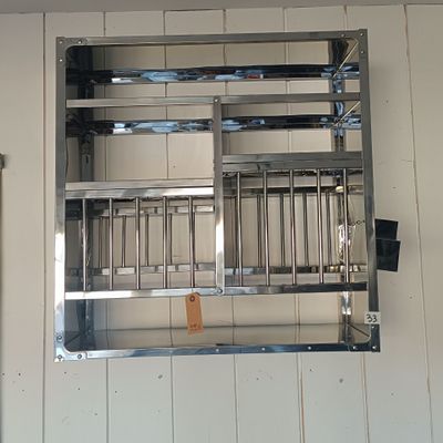 une photo d'une cuisine avec des appareils électroménagers en acier inoxydable fixés au mur