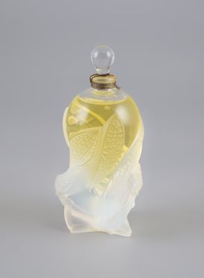 une bouteille en verre contenant un liquide jaune