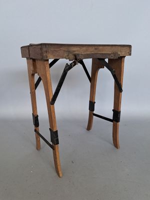 une petite table en bois ornée de lanières noires