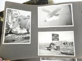 une vieille photo d'une personne tenant un livre illustré