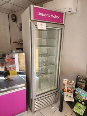 an image of a refrigerated refrigerator in a grocery store