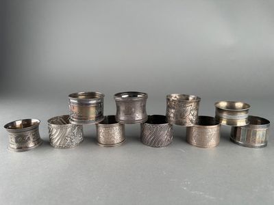 un ensemble de serviettes et de tasses en argent posées sur une table