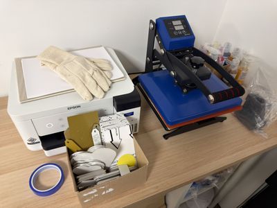 une photo d'une table sur laquelle se trouvent une imprimante et une tasse de café