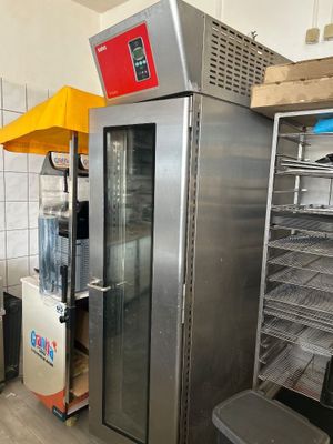 une image d'un four commercial dans une cuisine commerciale