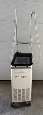 une machine placée au milieu d'une pièce
