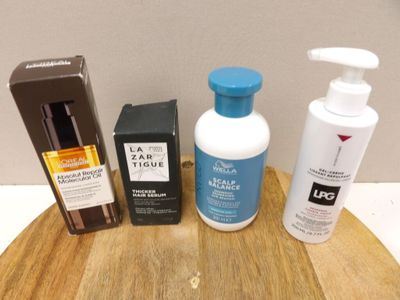 un flacon de lotion et un autre flacon de lotion posés sur une table