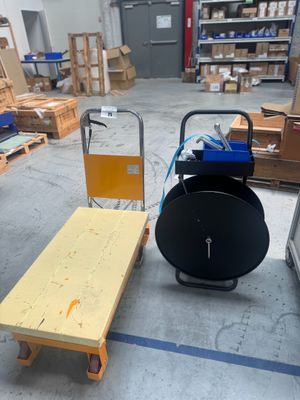 un chariot et une table dans un entrepôt rempli de cartons