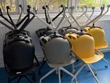 de nombreuses chaises alignées devant une fenêtre