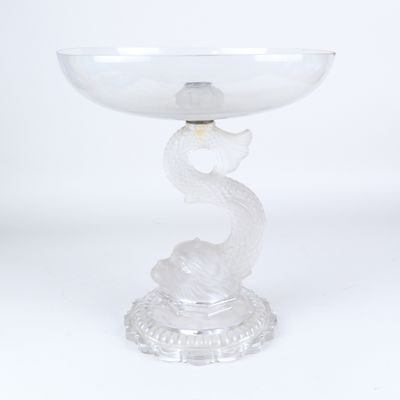 un bol en verre orné d'un poisson, posé sur un socle
