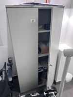 1 armoire haute à deux portes en métal (petit accident au ni… (photo 2)