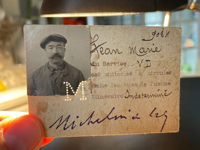 une main tenant une carte sur laquelle figure la photo d'un homme