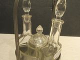 une carafe en verre surmontée d'un bougeoir
