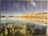 une photo d'une photo représentant une plage avec des rochers dans l'eau