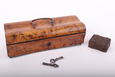 une vieille boîte en bois avec deux clés et une boîte en bois munie d'une serrure