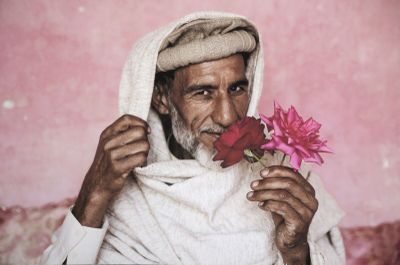 un homme qui tient une fleur à la main