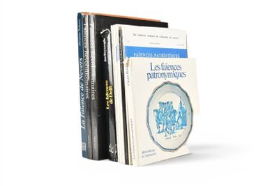 trois livres sont empilés sur une surface blanche